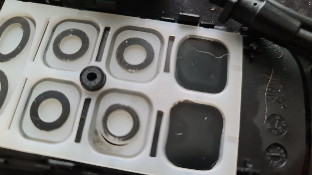 Celebrity  TH27 2039-001 Remote Control - Inside Image