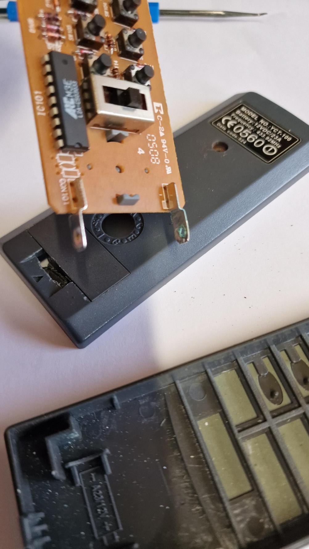 Suncrest YCT-100 Remote Control - Inside Image